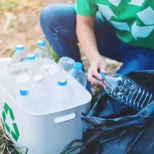 Sacchi grandi e piccoli per la differenziata e detergenti Ecolabel.