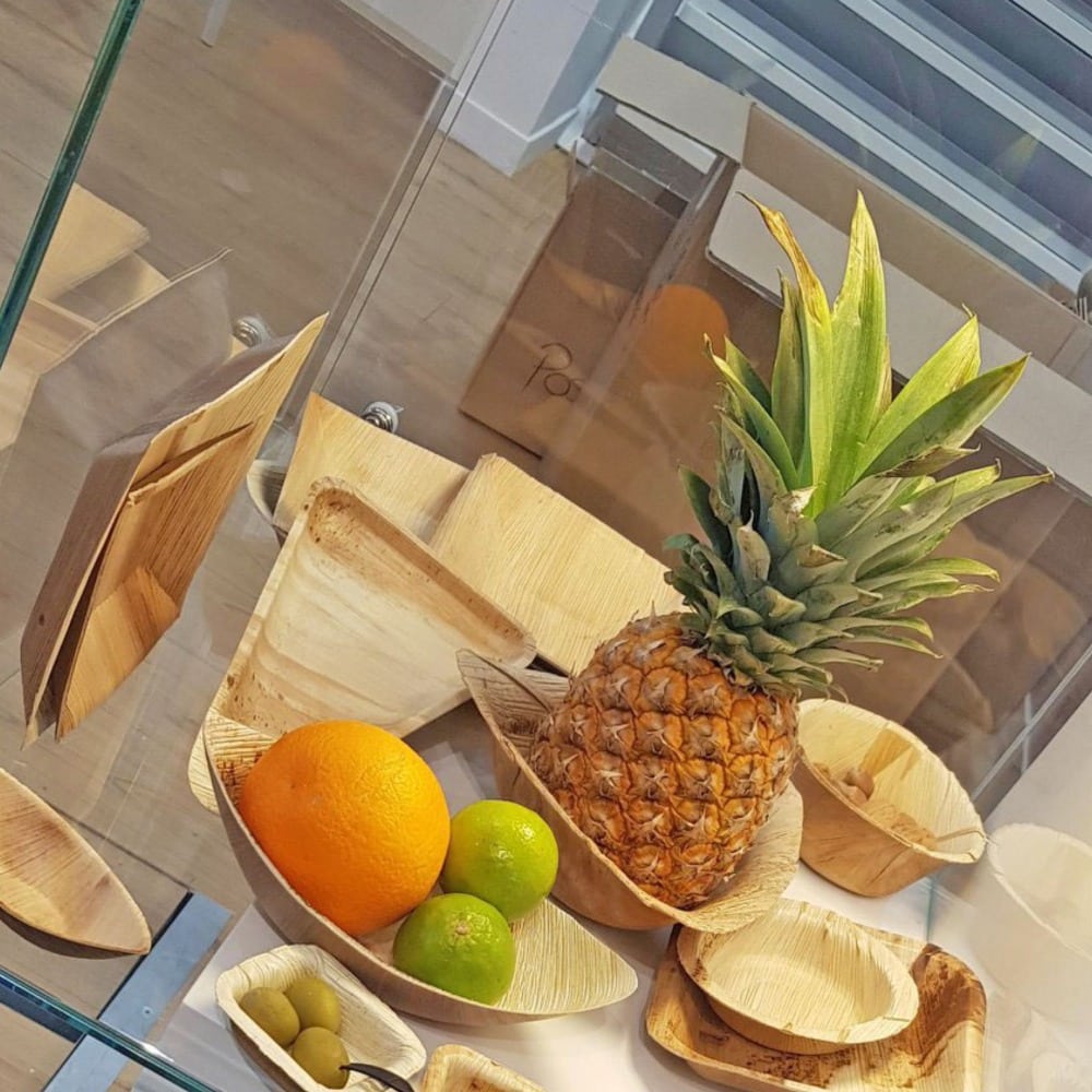 Piatti triangolari in foglia di palma compostabili