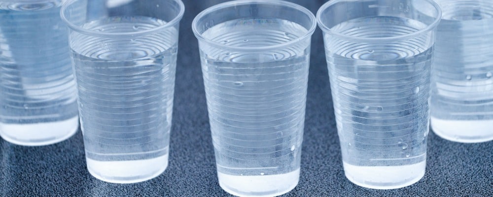 Bicchieri acqua di plastica biodegradabile usa e getta