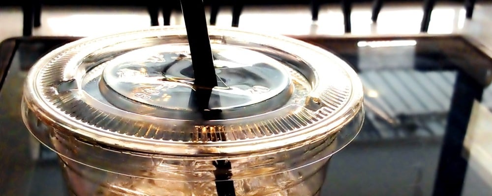 Bicchieri con coperchio di plastica compostabile