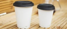 Bicchieri di carta con coperchio
