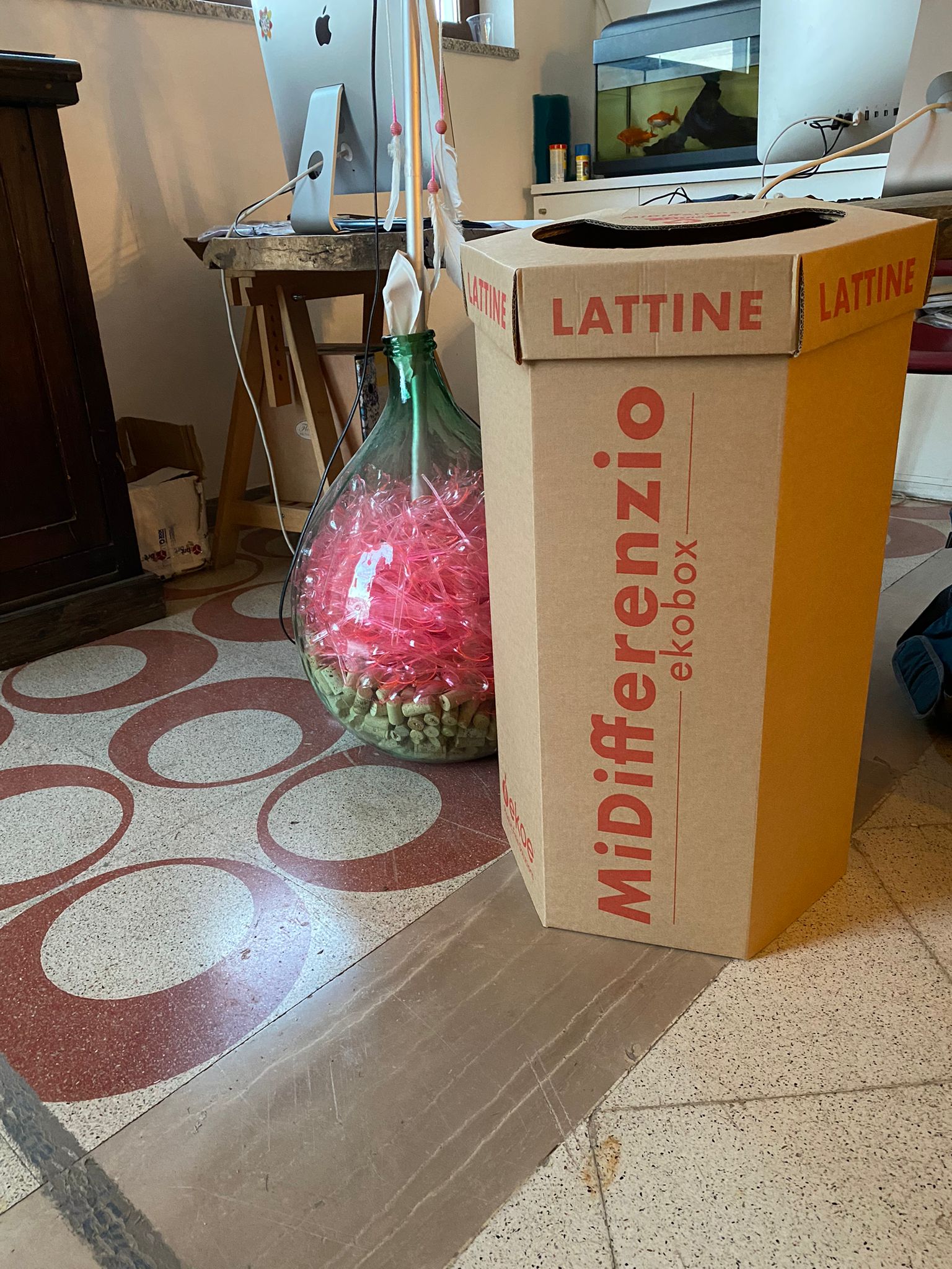 bidoni immondizia raccolta differenziata lattine