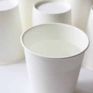 bicchieri da acqua monouso in cartoncino