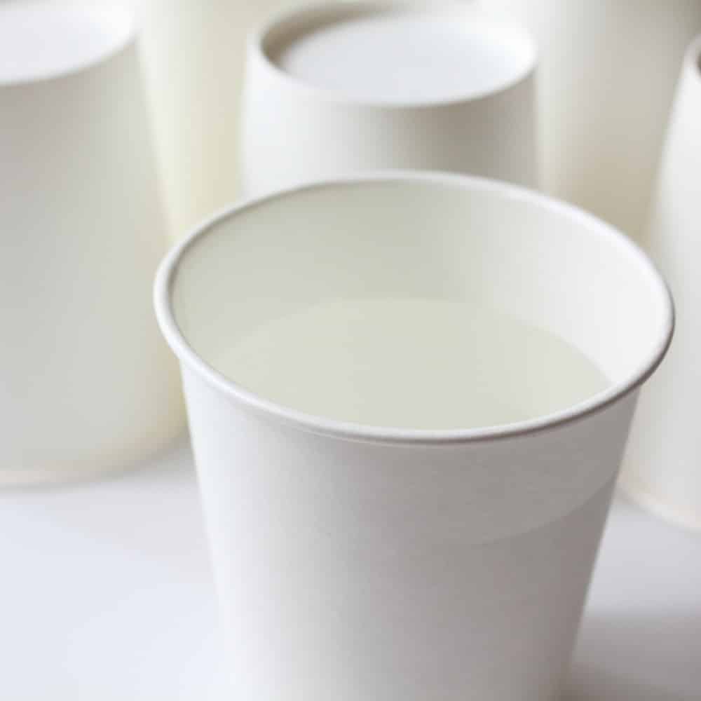 bicchieri da acqua monouso in cartoncino