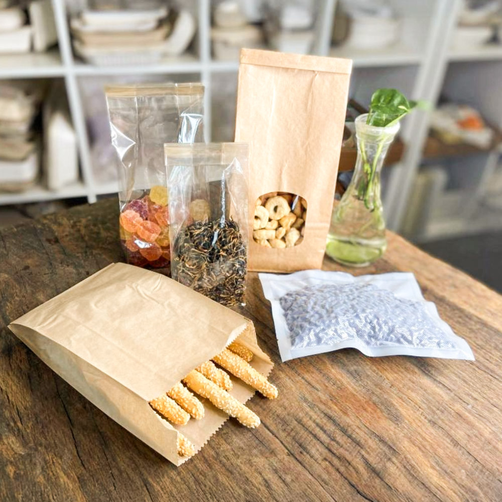 Buste e sacchetti compostabili in carta kraft e materiali biodegradabili, ideali per il confezionamento sostenibile di alimenti e prodotti secchi